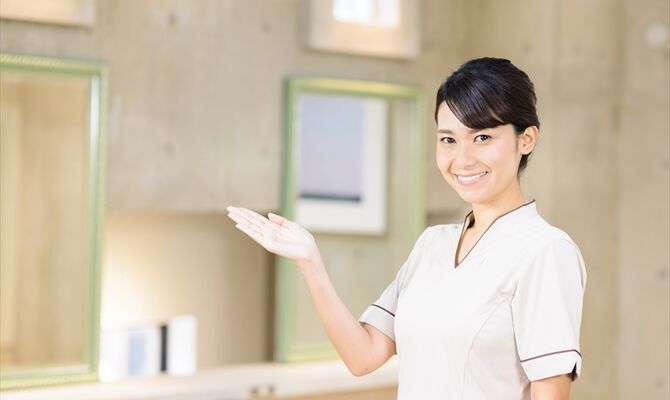 笑顔の女性スタッフ