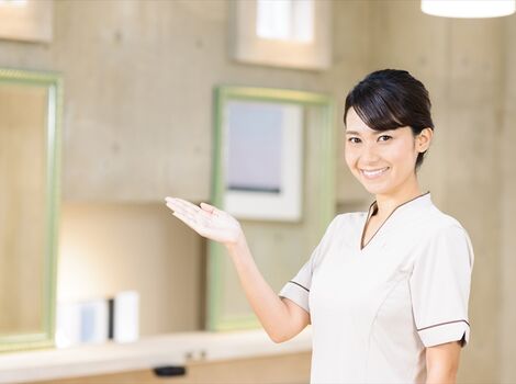 笑顔の女性スタッフ
